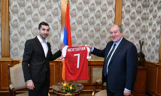 Արմեն Սարգսյանը հյուրընկալել է Հենրիխ Մխիթարյանին. «Արսենալ»-ի կիսապաշտպանը մարզաշապիկ է նվիրել ՀՀ նախագահին