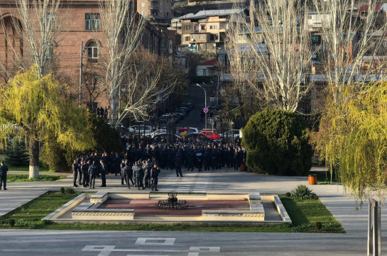 Մեծ թվով ոստիկաններ փակել են ԱԺ մուտքը (Լուսանկարներ)
