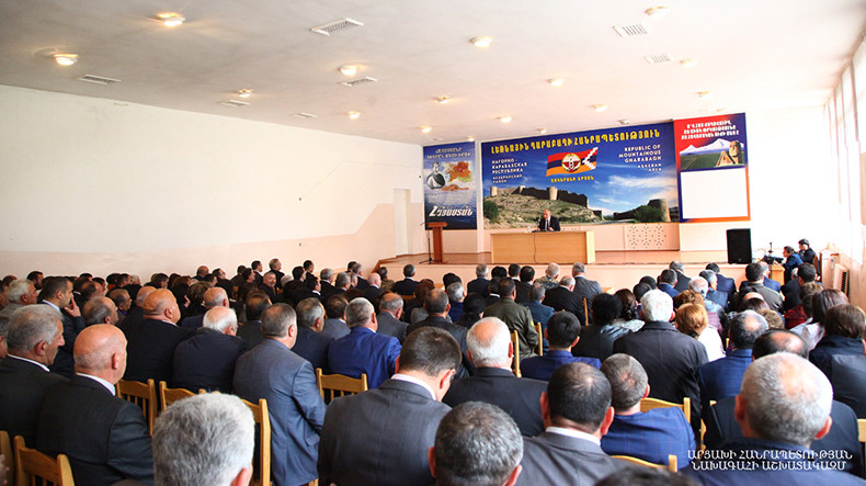 Президент Арцаха Бако Саакян провел рабочее совещание в Аскеране