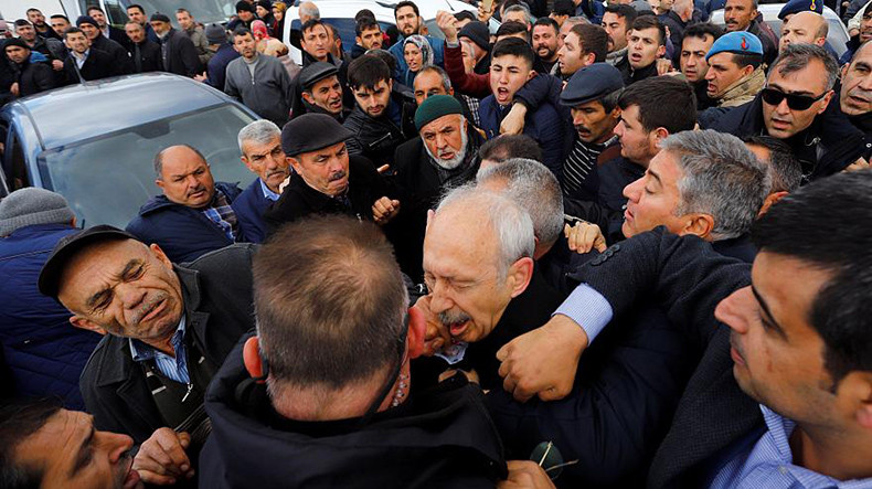 В Турции лидер оппозиции подвергся нападению