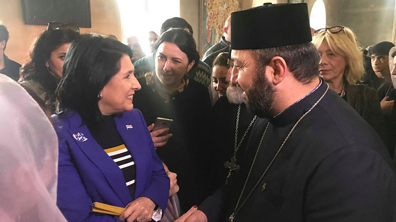 Վրաստանի նախագահն անակնկալ այցելել է Ախալքալաքի Սուրբ Խաչ եկեղեցի