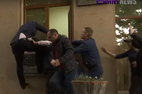 Митингующие не позволили судье Давиду Балаяну войти в здание суда, он упал