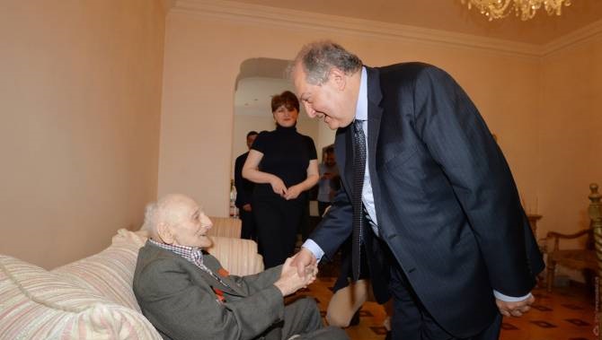 Ծննդյանդ 100-ամյակը կնշենք միասին. Արմեն Սարգսյանը հյուրընկալվել է պատերազմի 99-ամյա վետերանի տանը