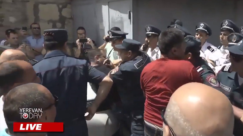 Оцепившие офис фонда Сороса в Ереване полицейские оттеснили от здания проводящего акцию протеста Нарека Маляна