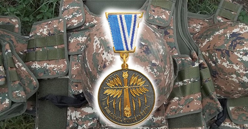 Бако Саакян посмертно наградил Сипана Мелконяна медалью «За боевые заслуги»