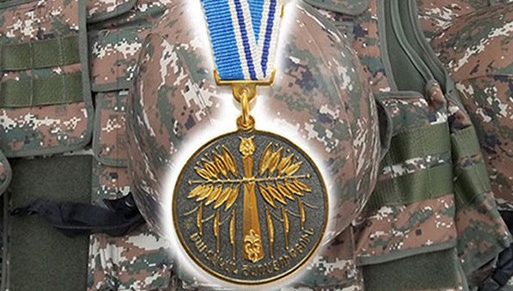 Бако Саакян посмертно наградил военнослужащего Армии обороны медалью «За боевые заслуги»