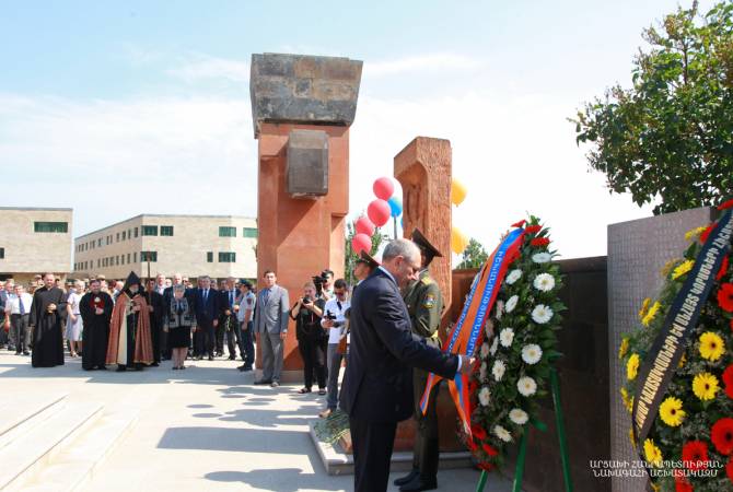 Բակո Սահակյանը ծաղկեպսակ է դրել անհայտ կորած ազատամարտիկների հուշարձանին