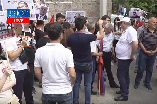 Полицейские опять препятствуют проведению акции протеста перед фондом Сороса в Ереване