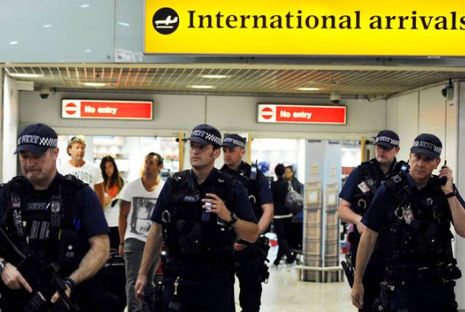 Լոնդոնի օդանավակայանում իրավապահները ձերբակալել են դանակներով զինված տղամարդու