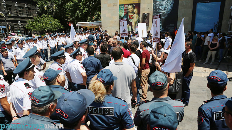Ակցիայի ընթացքում Քոչարյանի աջակիցների ու ոստիկանների միջև քաշքշուկ սկսեց