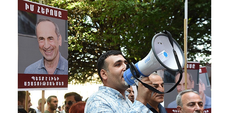 Ռոբերտ Քոչարյանի աջակիցները կառավարության շենքի դիմաց պահանջում են նրան կալանքից ազատ արձակել