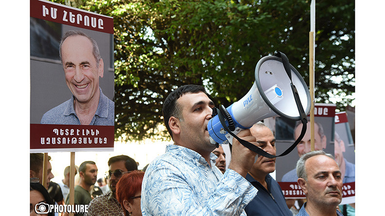 Сторонники второго президента Армении Р.Кочаряна у здания правительства требуют его освобождения