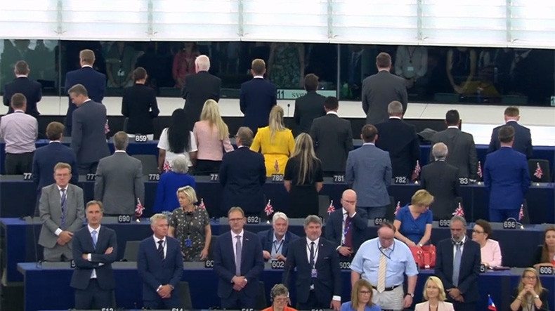 Եվրոպական խորհրդարանի առաջին նիստին ԵՄ օրհներգի ժամանակ Բրեքսիթի կուսակցության անդամները մեջքով շրջվել են