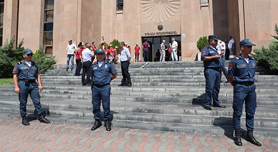 Պահանջեք, թող խոստումները կատարի. Ակցիա՝ Երևանի քաղաքապետարանի դիմաց
