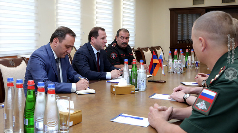 Глава Минобороны Армении провёл встречу с делегацией военной полиции МО России