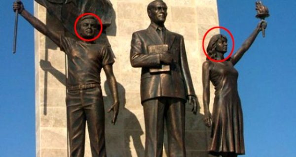 Мэр турецкого города поставил памятник своей жене и сыну рядом с монументом Ататюрка