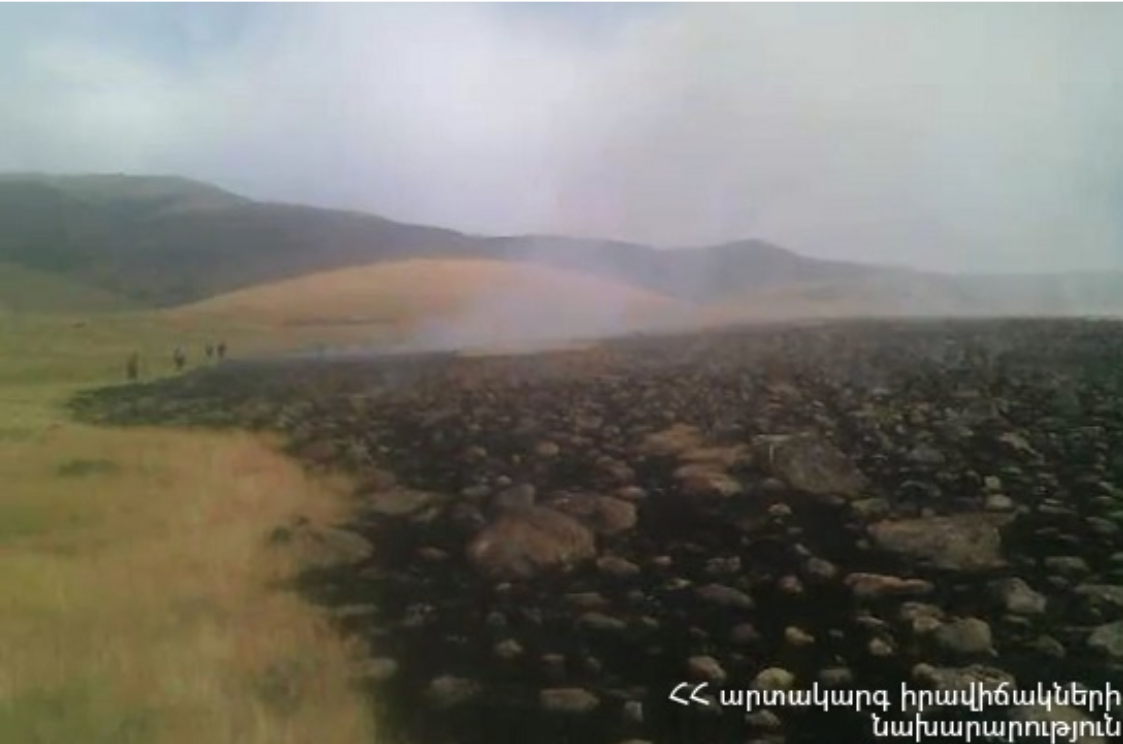 Հրդեհ Արայի լեռան ստորոտում. այրվում է մոտ 150 հա խոտածածկույթ (խմբագրված)