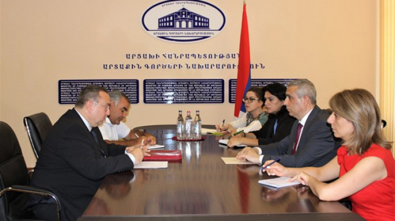 Մասիս Մայիլյանն ու ԿԽՄԿ առաքելության ղեկավարը քննարկել են Ադրբեջանում հայտնված զինծառայողի հարցը