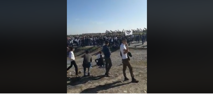 Այս պահին հարյուրավոր ադրբեջանցիներ են հավաքվել Արցախի սահմանի մոտ և պատրաստվում են հատել այն (տեսանյութ)
