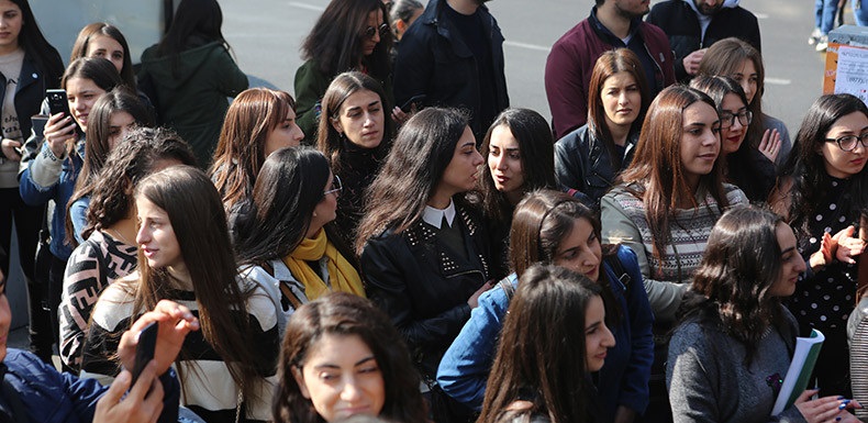 ԵՊՀ ուսանողները բեմադրությամբ իրենց բողոքն են արտահայտում