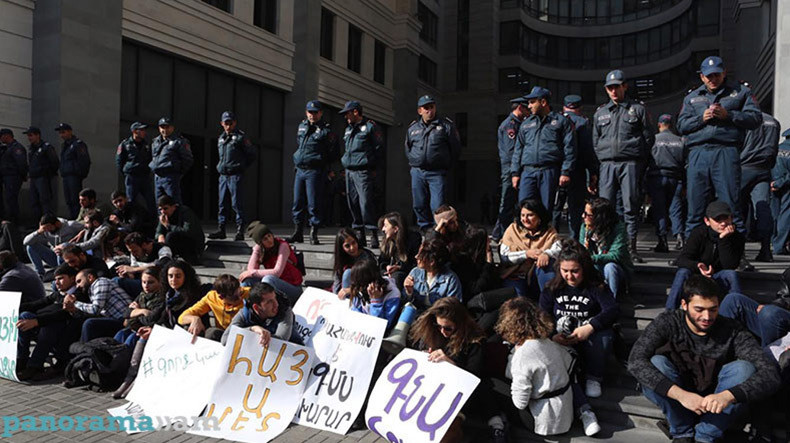 Представители молодежного крыла АРФД и студенты вновь проводят сидячий пикет