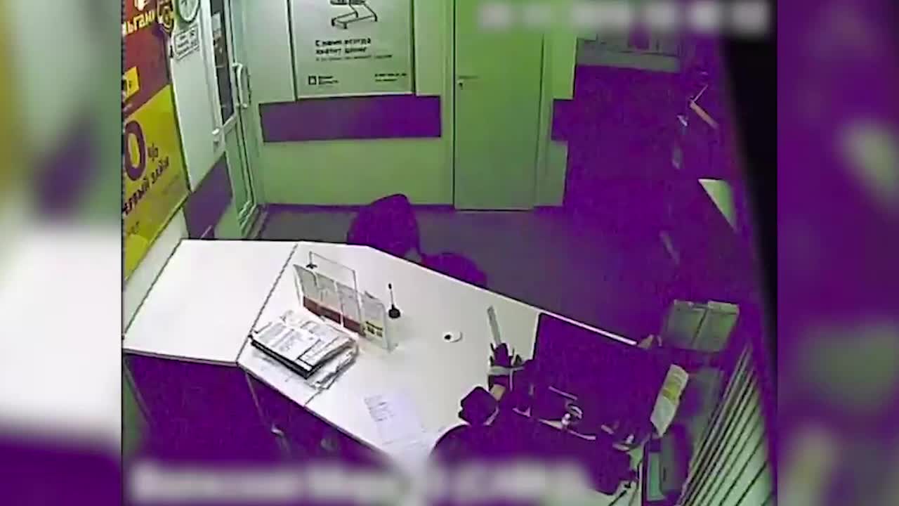 Գրասենյակի աշխատակցուհին ծեծել է գողին և խլել նրա ձեռքից դանակը (Տեսանյութ)