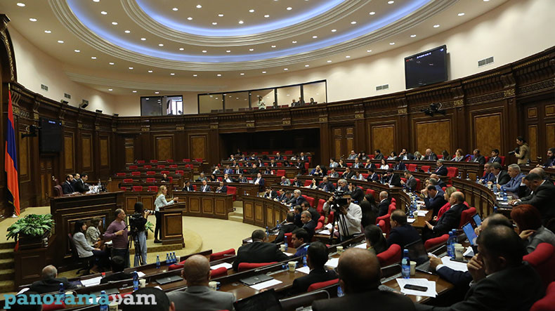 Парламент Армении продолжает работу