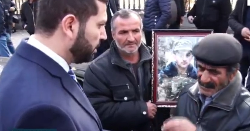 Մահացած զինծառայող Արթուր Աջամյանի հարազատները բողոքի ակցիա են անում ԱԺ շենքի մոտ․ ուղիղ