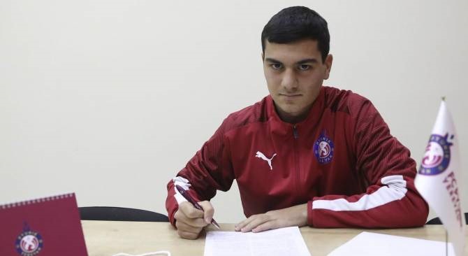 16-ամյա ֆուտբոլիստն առաջին պրոֆեսիոնալ պայմանագիրն է ստորագրել