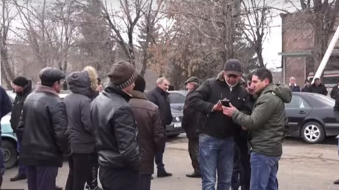 Մարալիկ քաղաքում քաղաքացիները փակել են Երևան-Գյումրի ճանապարհը․ ուղիղ