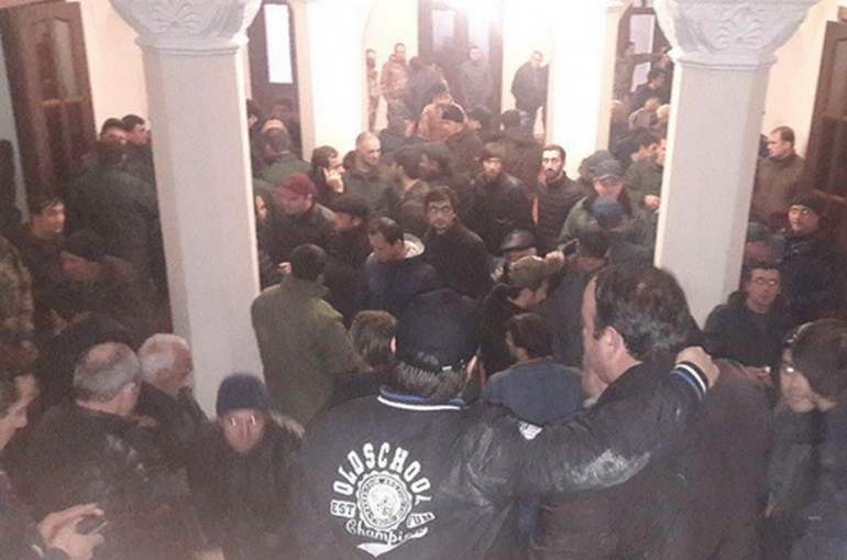 Աբխազիայում ցուցարարները ներխուժել են նախագահականի զինանոց և զենքեր տարել