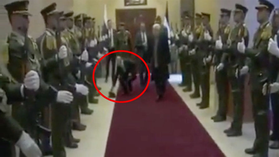 Ինչպես է Պուտինը գետնից վերցնում պաղեստինցի զինվորի գլխարկը և դնում նրա գլխին (Տեսանյութ)