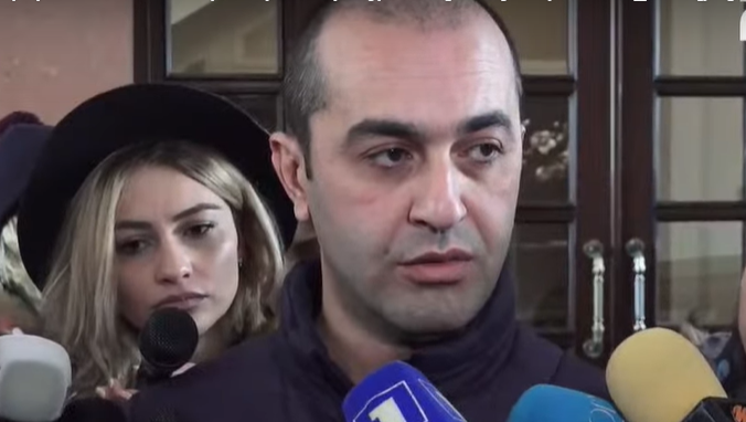 Քննիչները Հրայր Թովմասյանին թույլ չեն տալիս ծանոթանալ դատարանի որոշմանը. Ամրամ Մակինյան