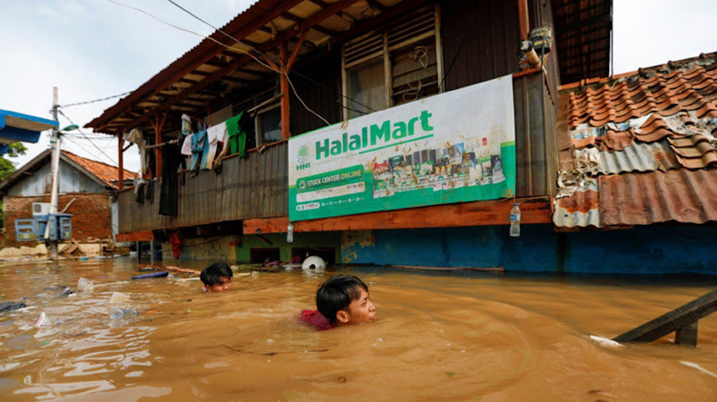 Число жертв наводнения в Индонезии растет – 43 человека