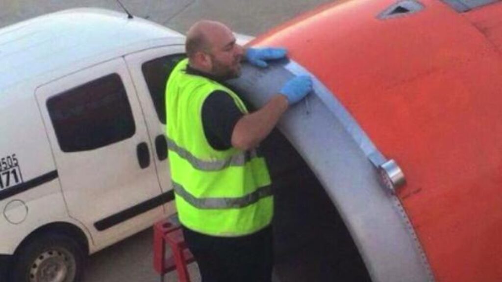 Վնասված ինքնաթիռները վերանորոգելու համար օգտագործել են հասարակ կպչուն ժապավեն