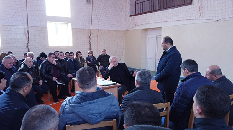 Бако Саакян провел рабочее совещание в городе Карвачар