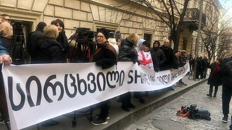 В Тбилиси митингующие мешают депутатам покинуть здание парламента