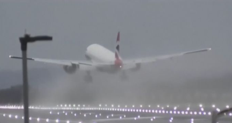 Փոթորիկի պատճառով ինքնաթիռը վերջին պահին չեղարկել է վայրէջքը և կրկին օդ բարձրացել (տեսանյութ)