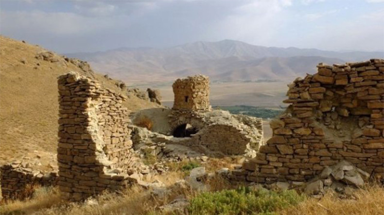 Գանձախույզները շարունակում են քանդել Վանի հայկական «Սուրբ կույսեր» վանական համալիրի ավերակները