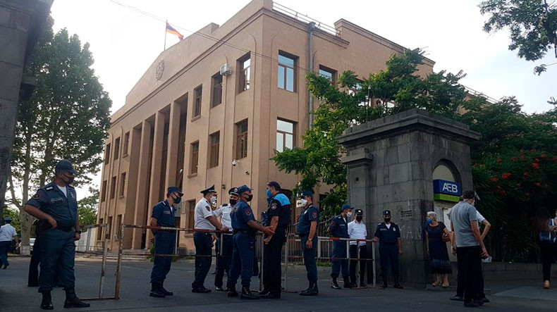 К зданию суда в Ереване стянуты силы полиции