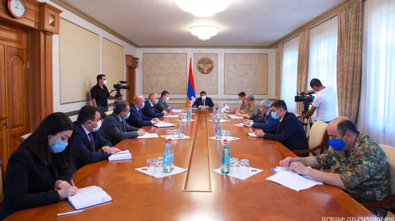 Президент Арцаха провел совещание по вопросам жилищного обеспечения офицеров Армии обороны