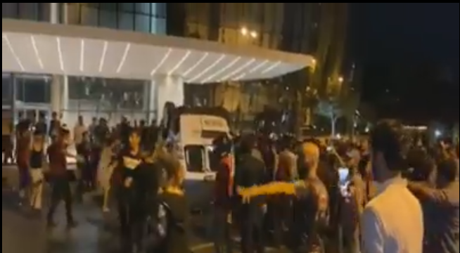 Գիշերը Բաքվում շատ թեժ է եղել. ամբոխը ոստիկանական ավտոմեքենա է շրջել և մտել Միլլի Մեջլիսի շենք (Տեսանյութ)