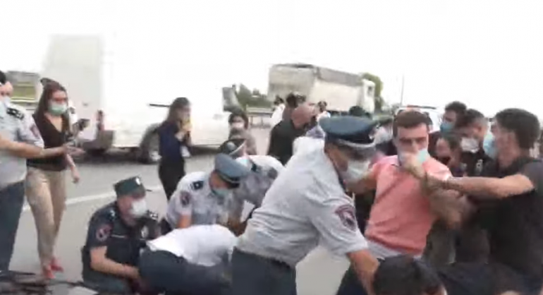 Ոստիկանները երկրորդ անգամ բերման ենթարկեցին ավտոերթ իրականացնող Նարեկ Մալյանին և Կոնստանտին Տեր–Նակալյանին (տեսանյութ)