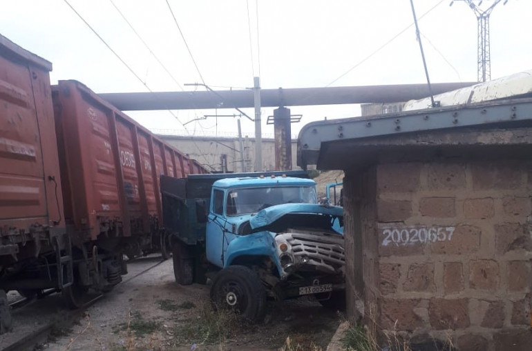 Նուռնուս-Չարենցավան հատվածում բեռնատարը բախվել է գնացքին. գնացքների շարժը գրեթե 3 ժամով դադարեցվել է (լուսանկարներ)