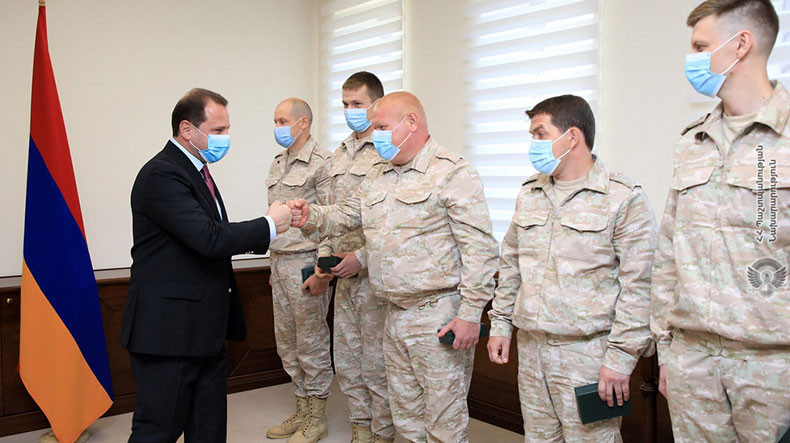 Դավիթ Տոնոյանը «Մարշալ Բաղրամյան» և այլ մեդալներով է պարգևատրել ռուս զինծառայողներին