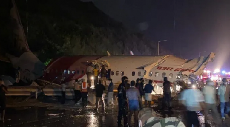 Հնդկաստանում օդանավը կոշտ վայրէջքից հետո երկու կեսի է բաժանվել. կան տասնյակ զոհեր և վիրավորներ (լուսանկարներ, տեսանյութ)
