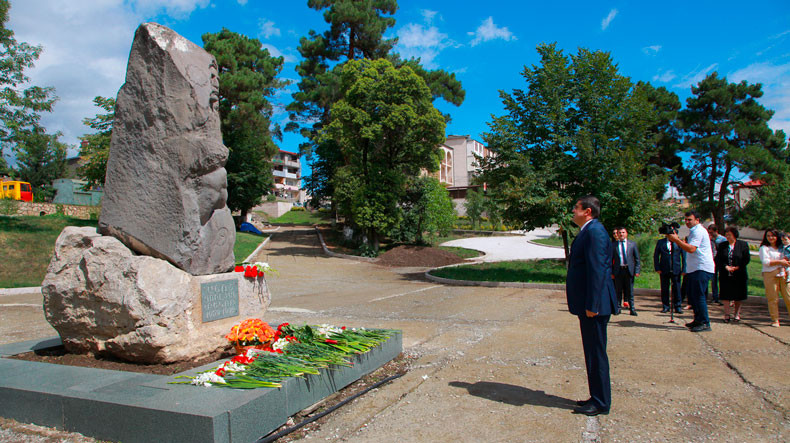Араик Арутюнян воздал дань уважения памяти Героя Арцаха Ашота Гуляна