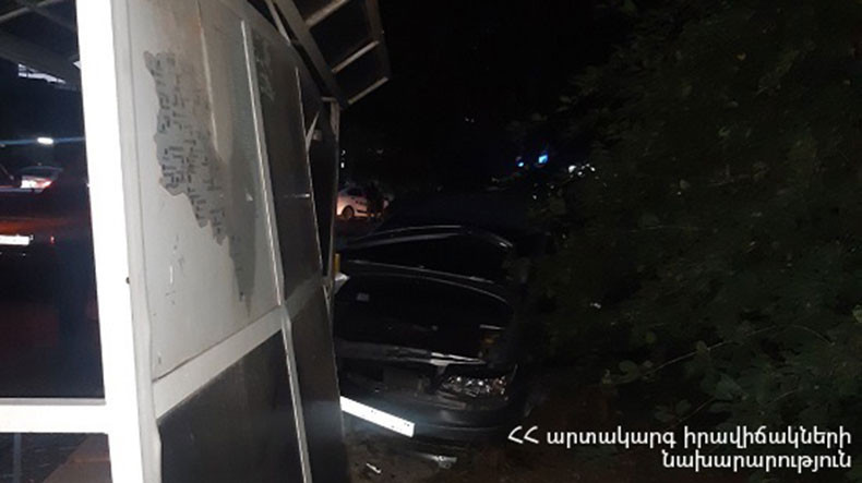 Автомобиль врезался в остановку в Ереване: есть пострадавший