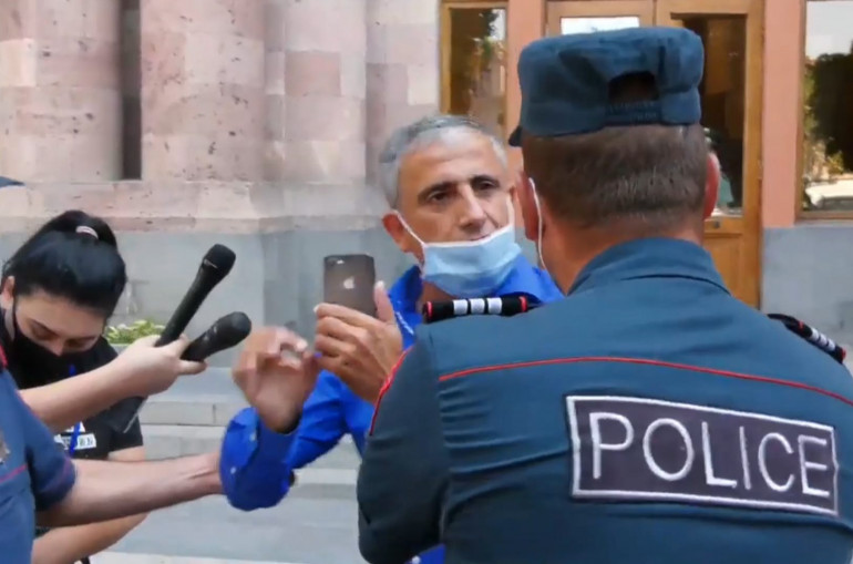 Կառավարության դիմաց բողոքի ակցիա անող քաղաքացուն բերման ենթարկեցին