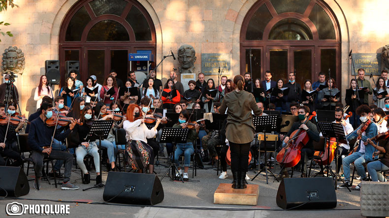 «ՄԻԱՑԵ՛Ք՝ մի ԵՐԳ, մի ԶԱՐԿ դառնանք»․համերգ կոնսերվատորիայի դիմաց